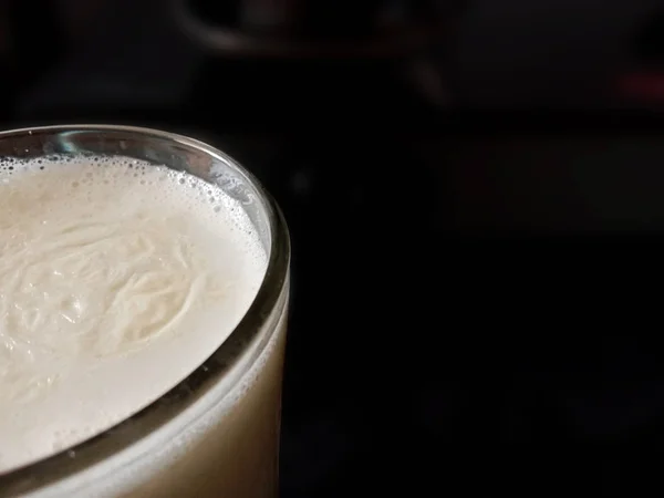 Start de ochtend met vol energie en proteïne verfrissende melk — Stockfoto