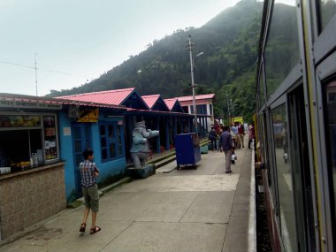 Kandaghat, Kalka 'dan Shiml' e gelen güzel tepe istasyonu.