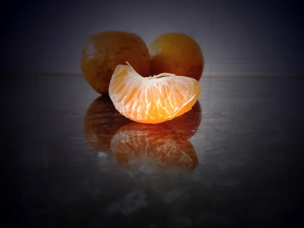 Ganze geschälte Orangenfrüchte und Scheiben — Stockfoto