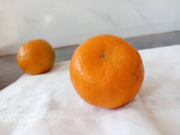 Entero fresco jugoso indio amarillo naranja — Foto de Stock