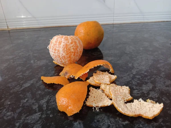 Frutas de laranja descascadas inteiras e raspas — Fotografia de Stock