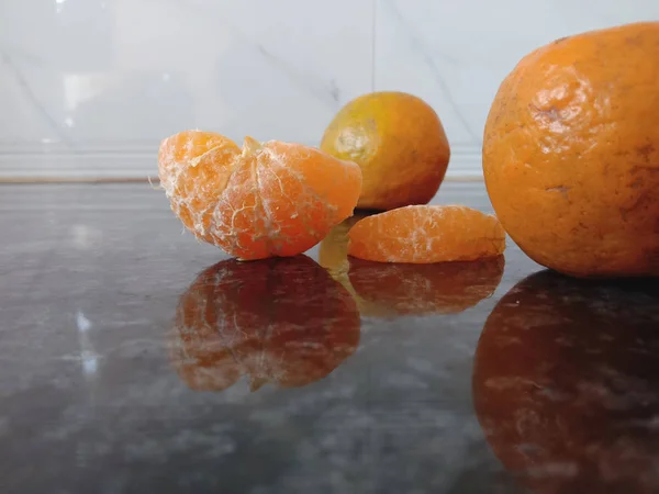 Ganze geschälte Orangenscheibe — Stockfoto