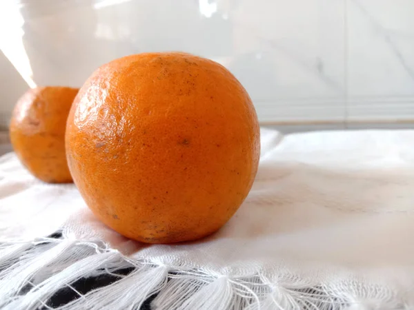 Frische gesunde saure und süße Orangenfrüchte — Stockfoto