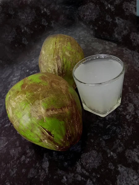Água de coco oragânica fresca em um copo — Fotografia de Stock