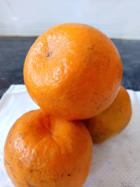 新鮮な酸味のあるオレンジの果実 — ストック写真