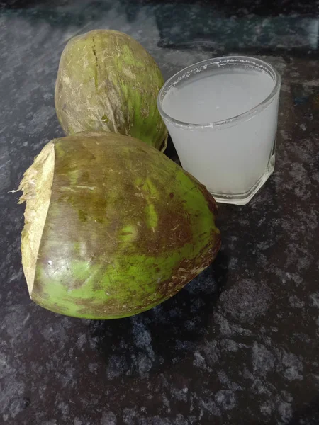 Jugo dulce antioxidante fresco de coco crudo —  Fotos de Stock