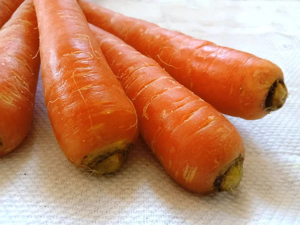 新鮮なオレンジ赤の健康的な野菜のニンジンスライスし、白 — ストック写真