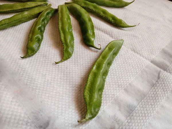 Légumes indiens haricots verts plats en forme de fleur décorés  . — Photo