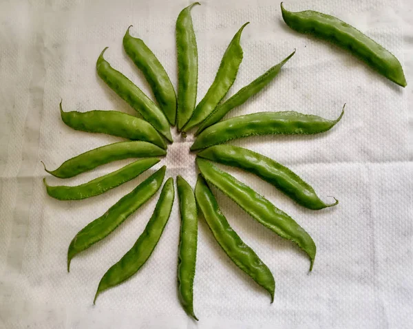 Legumes indianos feijões verdes planos em forma de estrela decorados  . — Fotografia de Stock