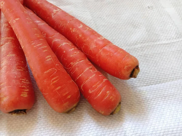 Couleur rouge carotte végétale saine en tranches et fond blanc — Photo