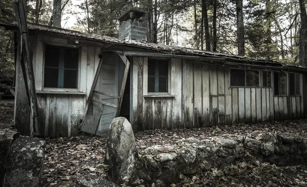 Εγκαταλελειμμένο σπίτι διακοπών καπνιστή βουνό — Φωτογραφία Αρχείου