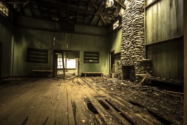 Innenraum eines verlassenen Hauses im Nationalpark der rauchigen Berge — Stockfoto