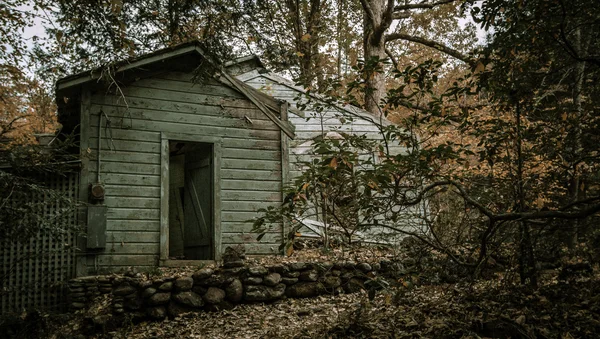 Abandonado gran casa de vacaciones de montaña ahumada — Foto de Stock