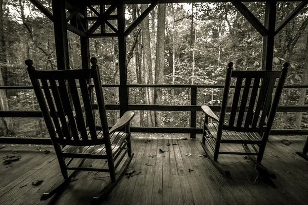 Dvě dřevěné skály na verandě — Stock fotografie