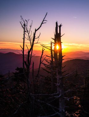 Dumanlı dağ günbatımı dikey yönde