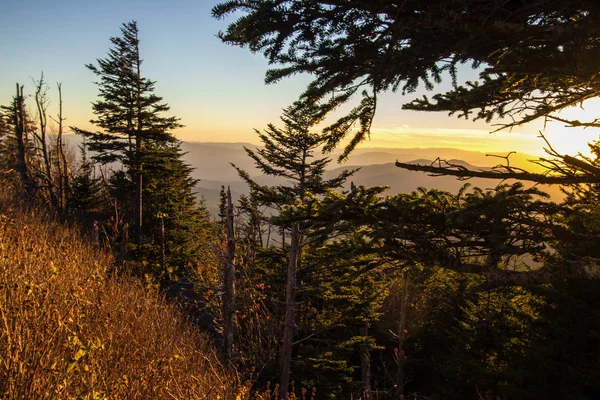 훌륭한 연기가 자욱한 산 풍경 — 스톡 사진