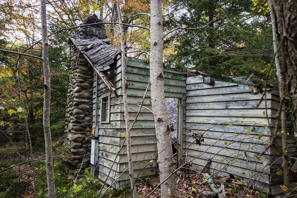 Casa per le vacanze abbandonata nel Parco Nazionale delle Grandi Montagne Fumate — Foto Stock