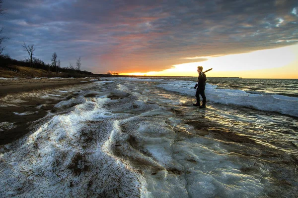 Fotografo in piedi su un lago ghiacciato — Foto Stock