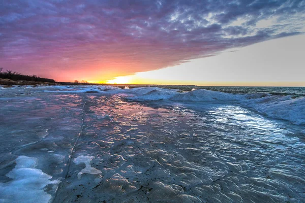 Zamrzlé jezero západ slunce pozadí — Stock fotografie