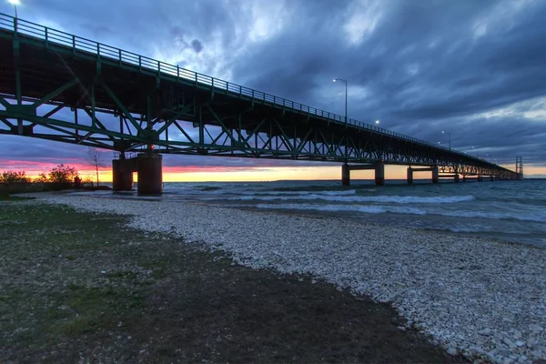 Mackinaw brug In Michigan bij zonsondergang — Stockfoto