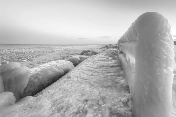 深度冻结 在大湖深度冻结期间 冰封的码头流入休伦湖冰冷的海水 莱克星顿 密歇根州 — 图库照片