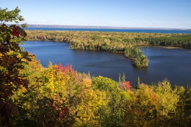 Michigan sonbahar manzara Panorama. Büyük mavi sularına Superior gölünün içinde belgili tanımlık geçmiş ile Kuzey Michigan ormandaki canlı sonbahar renk. Gözlük Gölü overlook Brimley, Michigan.