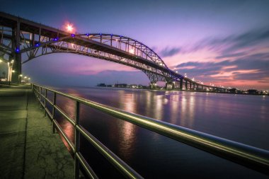 Mavi su köprü Cityscape Panorama. Port Huron, Michigan mavi su Köprüsü ile waterfront bölgesi. ABD ve Kanada'da köprü bağlanır.