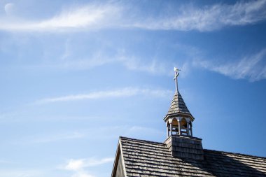 Kopya alanı ile kilise çan kulesi. Üstte bir martı ile güneşli mavi gökyüzü karşı ayarla ahşap kilise çan kulesi.