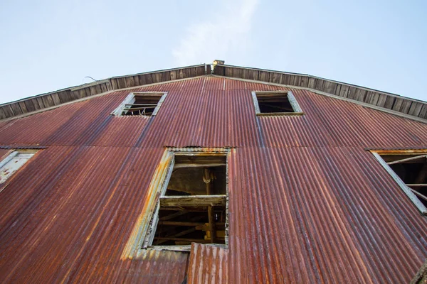 中西部の伝統的な赤の納屋 外壁とアメリカ中西部で歴史的な農家の納屋の壊れた空窓枠のクローズ アップ — ストック写真