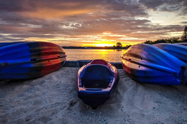 Kajak Sunrise Kajaky Písečné Pláži Při Západu Slunce Velkých Jezer — Stock fotografie
