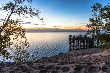 Yaz gün batımı bitti Gölü. Büyük kumulları ve doğal uyku ayı Dunes Ulusal göl kıyısını Michigan Pierce çorap doğal sürücüsünde içinde Michigan Gölü üzerinde göz ardı.