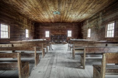 Terk edilmiş öncü kilise iç. Cades Cove ilkel Baptist Kilisesi büyük Smoky Dağları Milli Parkı içinde iç. Bu tarihi yapı halka parklands, açık var. Özel sektöre ait bir özellik değildir veya bina.