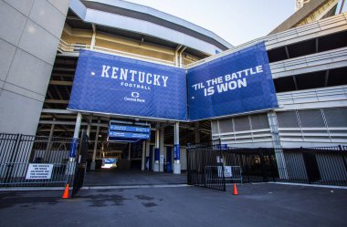 Lexington, Kentucky, Amerika Birleşik Devletleri - 22 Nisan 2016: Lexington, Kentucky Commonwealth stadyumda girişi. Stadyum ev sahipliği University of Kentucky Wildcats Futbol Takımı.