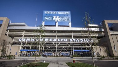 Lexington, Kentucky, Amerika Birleşik Devletleri - 22 Nisan 2016: Lexington, Kentucky Commonwealth stadyumda girişi. Stadyum ev sahipliği University of Kentucky Wildcats Futbol Takımı.