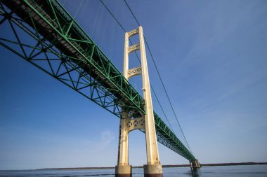 Mackinac köprü. Kapatın Michigan Makana Bridge'de Merkezi yayılımı kadar Makana bir dünyanın en uzun asma köprü ve eyaletler arası 75 parçası görülmektedir.