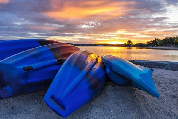 Zomer Kajak Sunrise Rij Van Kleurrijke Kajaks Lijn Oevers Van — Stockfoto