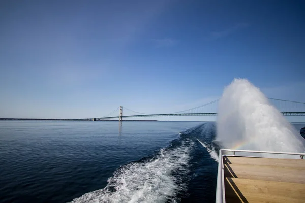 夏季划船 船巡航平静的水与密歇根那大桥在阳光明媚的蓝天地平线 — 图库照片