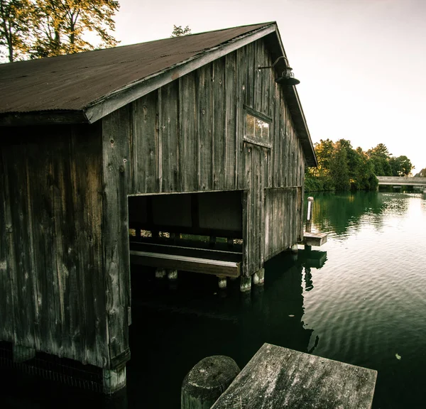 Stare Drewniane Boathouse Zewnątrz Pusty Boathouse Drewniane Wzdłuż Rzeki — Zdjęcie stockowe