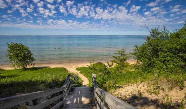 Sunny Summer Beach Background Las Escaleras Conducen Una Hermosa Playa — Foto de Stock