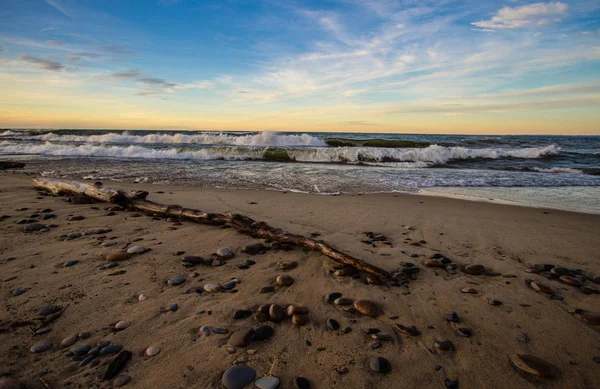 Yaz Plaj Arka Plan Dalgalar Gürültüyle Çarpmak Günbatımı Bir Uzak — Stok fotoğraf