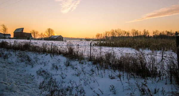 Scène Hiver Rurale Midwest Champ Enneigé Grange Horizon Coucher Soleil — Photo