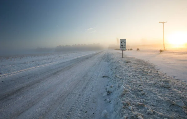 Winter Treibende Hintergrund Ländliches Land Schneebedeckte Straße Mit Einem Kalten — Stockfoto