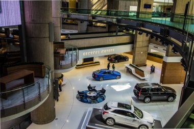 Detroit, Michigan, ABD - 18 Mart 2018: Rönesans merkezi Detroit iç. Rönesans, genel Motors Corporation Dünya karargaha ev