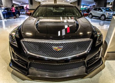 Detroit, Michigan, ABD - 18 Mart 2018: General Motors görüntüler olarak şehir Detroit, Michigan kendi dünya merkezinde yeni 2019 Cadillac Cts.
