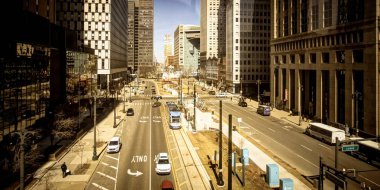 Detroit, Michigan, ABD - 20 Mart 2018: Şehir Detroit Caddesi Woodward Caddesi üzerinde bir güneşli bahar gününde Panoraması. Detroit Michigan'en büyük şehridir