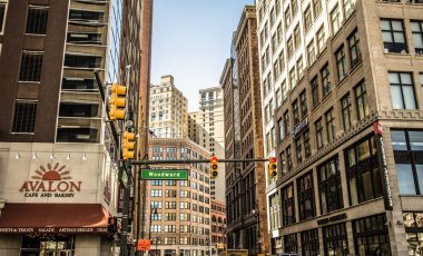 Detroit, Michigan, ABD - 20 Mart 2018: Woodward gökdelenler meşgul şehir Detroit bölgesinde çevrili Caddesi boyunca yoğun trafik.