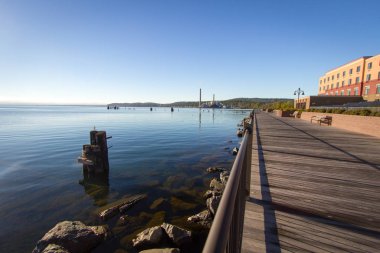 Marquette Michigan Limanı şehir merkezinde. Marquette Michigan şehir merkezindeki Superior Gölü kıyısı boyunca sahil yolu..