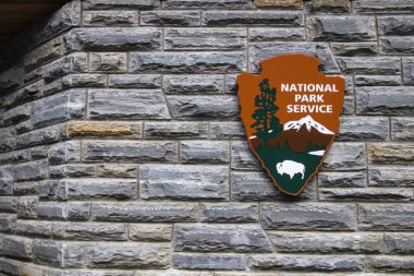 Gatlinburg, Tennessee, Usa - 14 Mayıs 2017: Great Smoky Dağları Ulusal Parkı 'ndaki bir ziyaretçi merkezinde ABD Ulusal Park Hizmetinin nişanı.