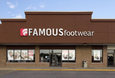 Fort Gratiot, Michigan, Usa - 17 Mayıs 2017: Logo ve Ünlü Ayakkabılar 'ın girişi. 1960 yılında kurulan Famous Showear, ABD merkezli bir perakende ayakkabı mağaza zinciri..