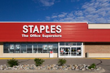 Fort Gratiot, Michigan, Usa - 30 Mayıs 2017 1989 'da kurulan Staples, kendisini ilk ofis süpermarketi olarak tanımlamaktadır.